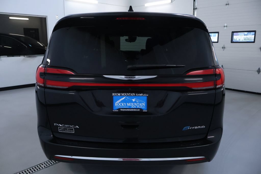 Used 2023 Chrysler Pacifica Touring-L image 6