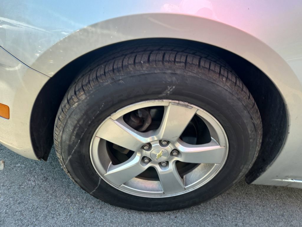 Used 2016 Chevrolet Cruze LT w/ Sun And Sound Package image 10