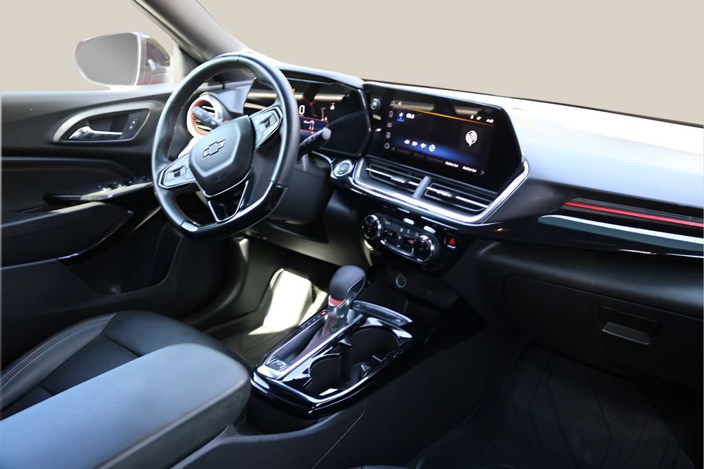 Used 2025 Chevrolet Trax RS FWD image 18