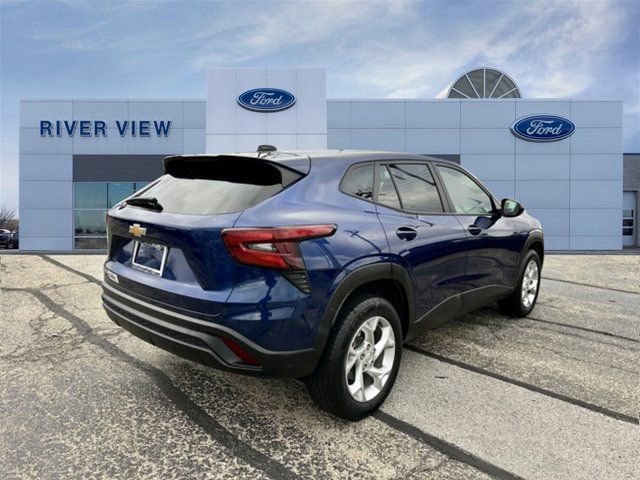 Used 2024 Chevrolet Trax LS w/ LS Convenience Package image 6