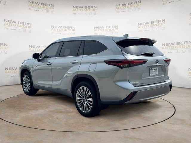 Used 2024 Toyota Highlander Platinum AWD/4WD image 3