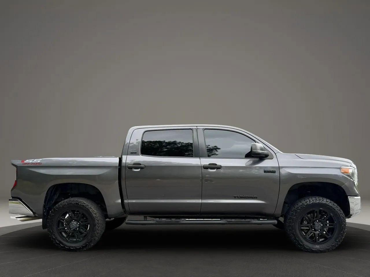 Used 2020 Toyota Tundra SR5 w/ SR5 Leather Package RWD image 10