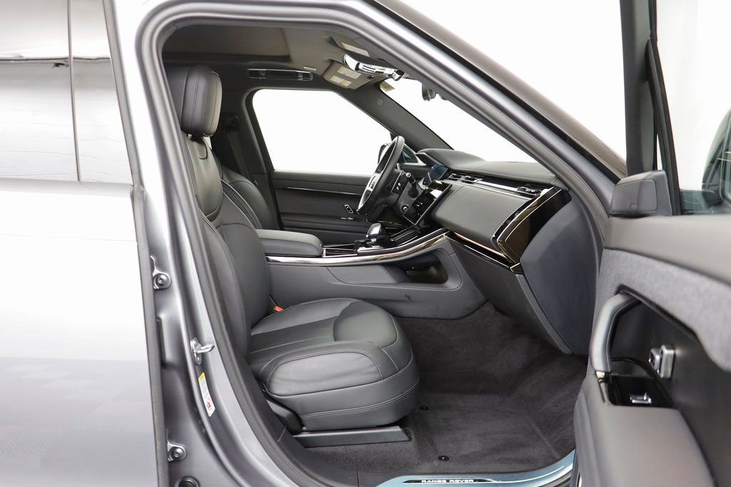 Used 2025 Land Rover Range Rover Sport SE image 16
