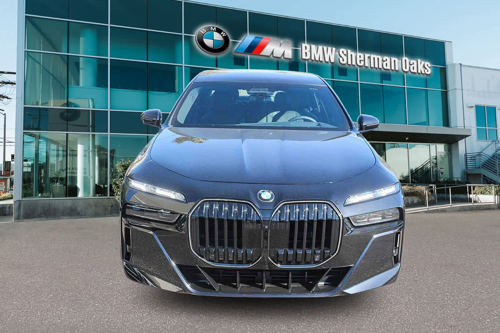 Used 2025 BMW 760i xDrive image 2