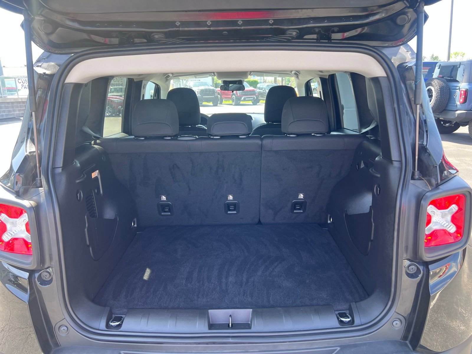 Used 2023 Jeep Renegade Altitude AWD/4WD image 11
