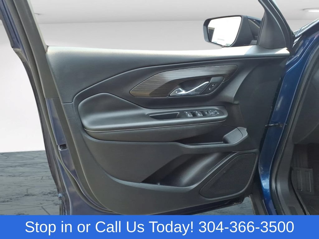 Used 2023 GMC Terrain SLE w/ Driver Convenience Package FWD image 9