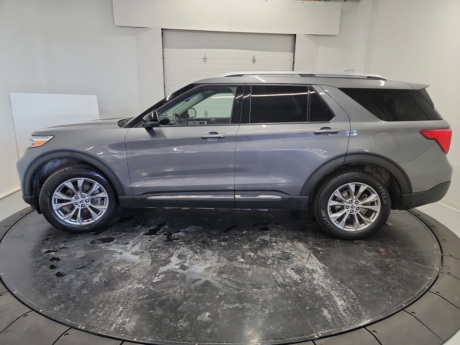 Used 2022 Ford Explorer Limited w/ Equipment Group 301A image 9