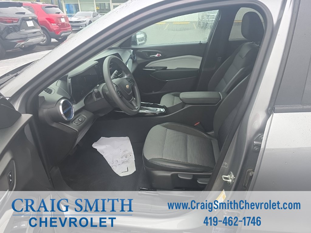 Used 2025 Chevrolet Trax LT FWD image 12