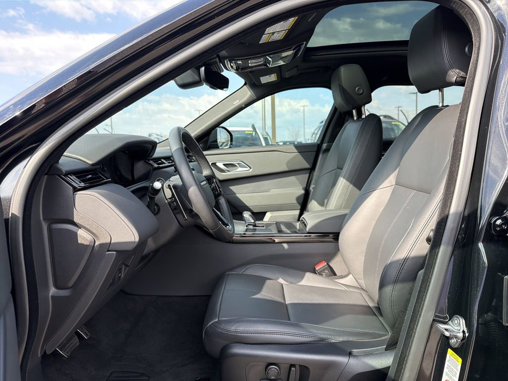 Used 2025 Land Rover Range Rover Velar Dynamic SE image 3