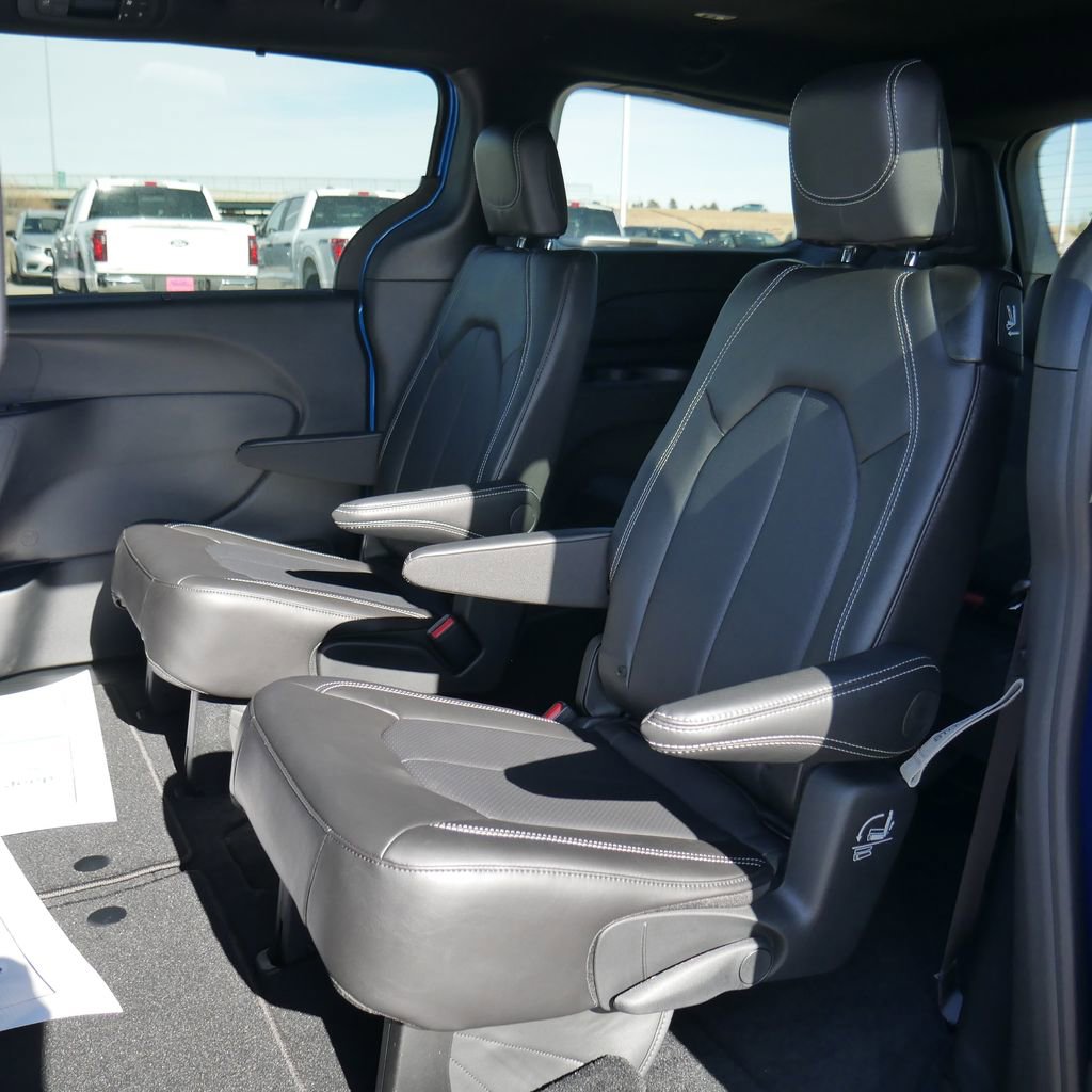 New 2026 Chrysler Pacifica Select image 6