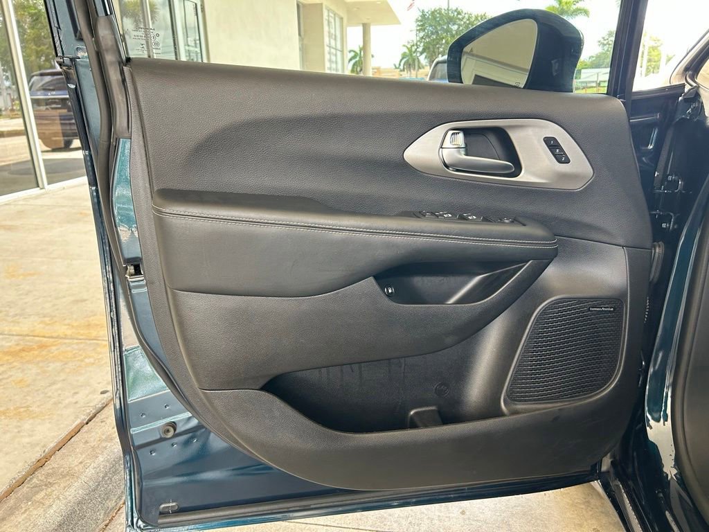 Used 2022 Chrysler Pacifica Limited w/ Uconnect Theater Family Group FWD image 42