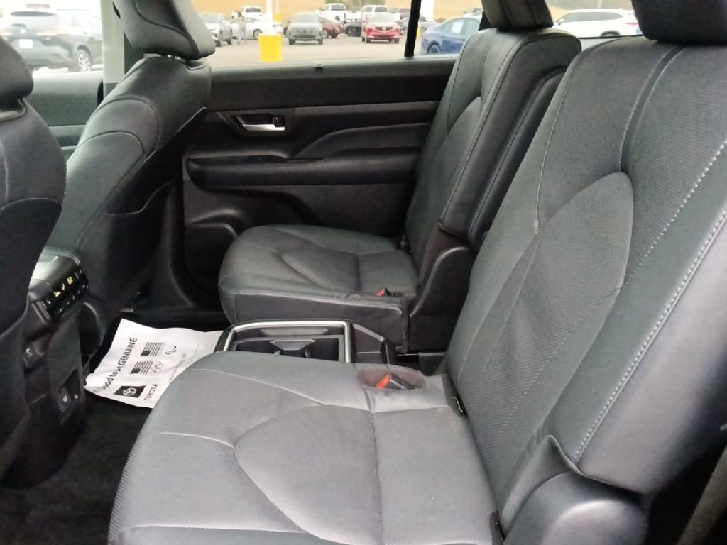 Used 2025 Toyota Grand Highlander AWD image 26