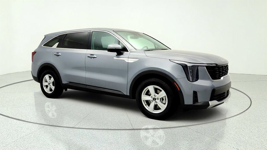 Used 2025 Kia Sorento LX FWD image 3
