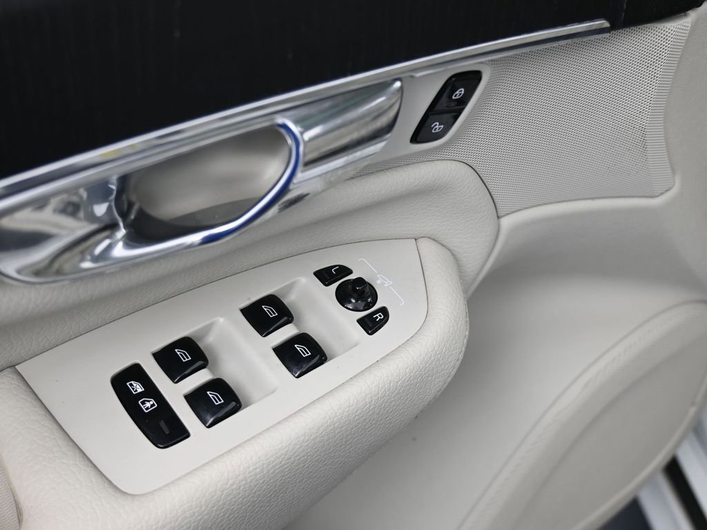 Used 2020 Volvo XC90 T5 Momentum w/ Protection Package Premier image 18