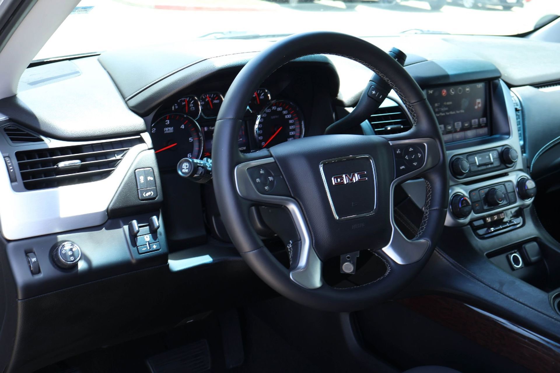 Used 2016 GMC Yukon SLE w/ Convenience Package RWD image 2