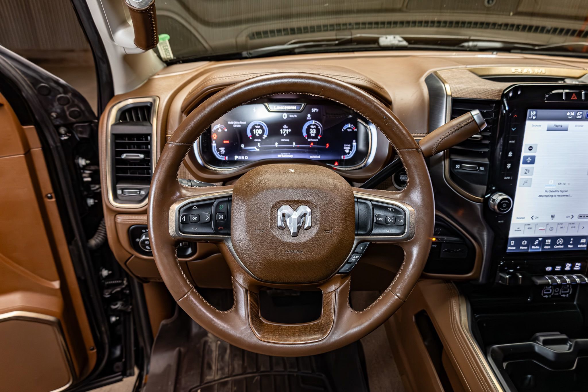 Used 2024 RAM 3500 Limited w/ Towing Technology Group image 15