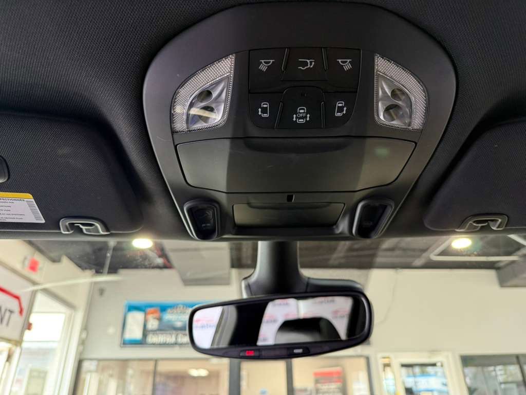 Used 2025 Chrysler Pacifica Limited FWD image 19