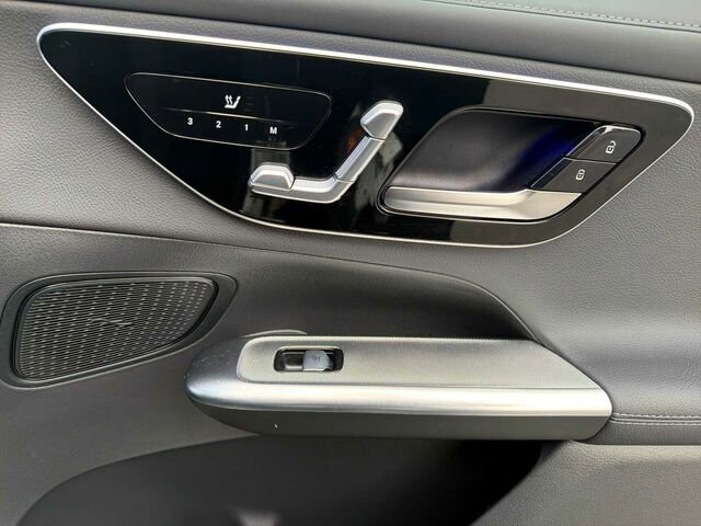 Used 2025 Mercedes-Benz GLC 350e 4MATIC image 21