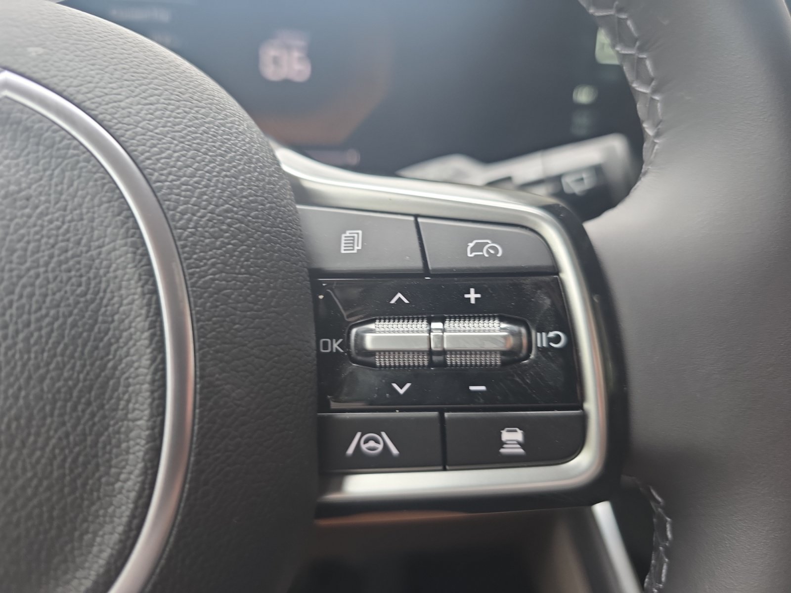 Certified 2026 Kia Carnival EX FWD image 24