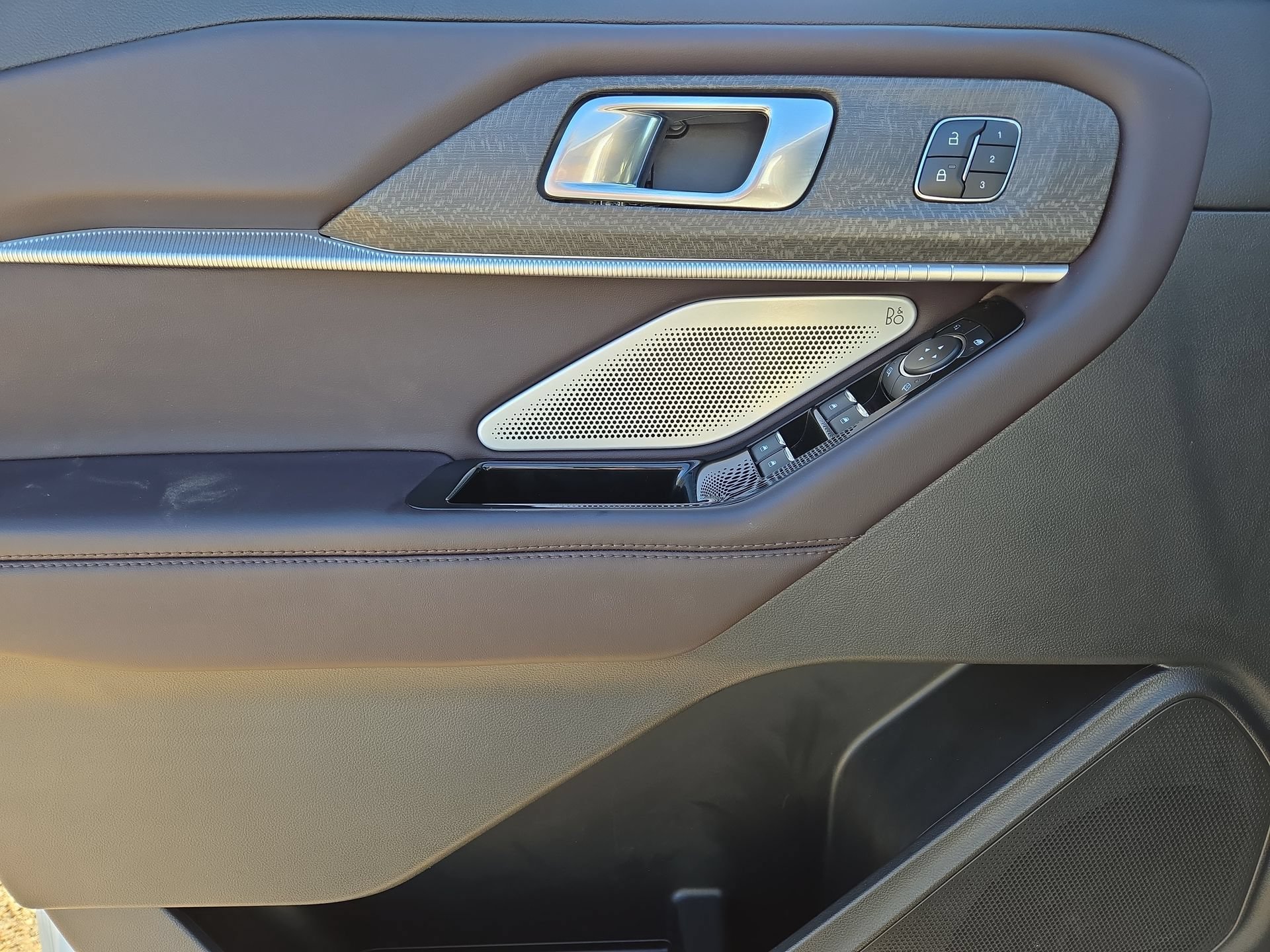 Used 2025 Ford Explorer Platinum RWD image 15