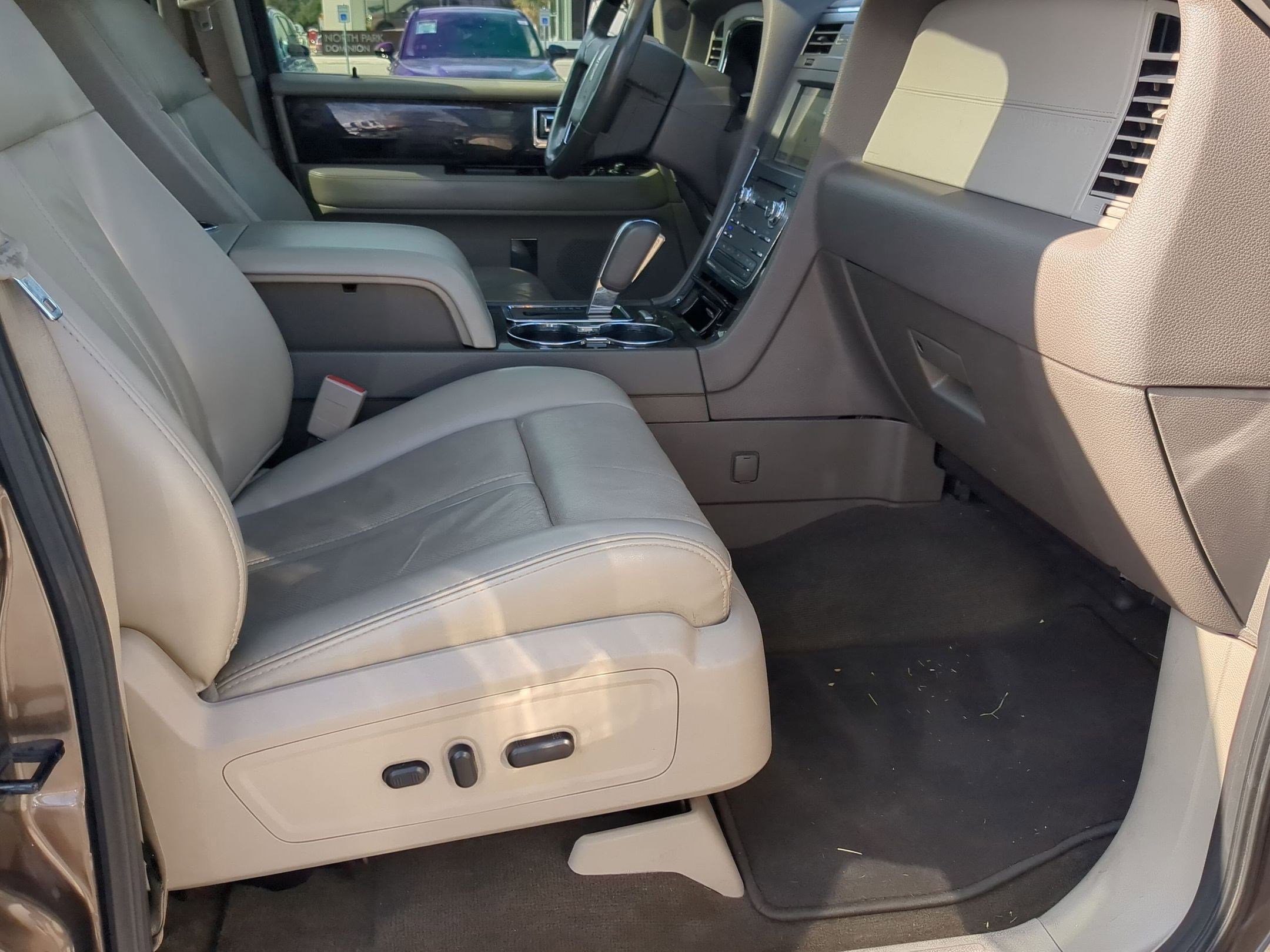Used 2017 Lincoln Navigator Select image 25