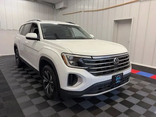 Used 2024 Volkswagen Atlas SE AWD/4WD image 2