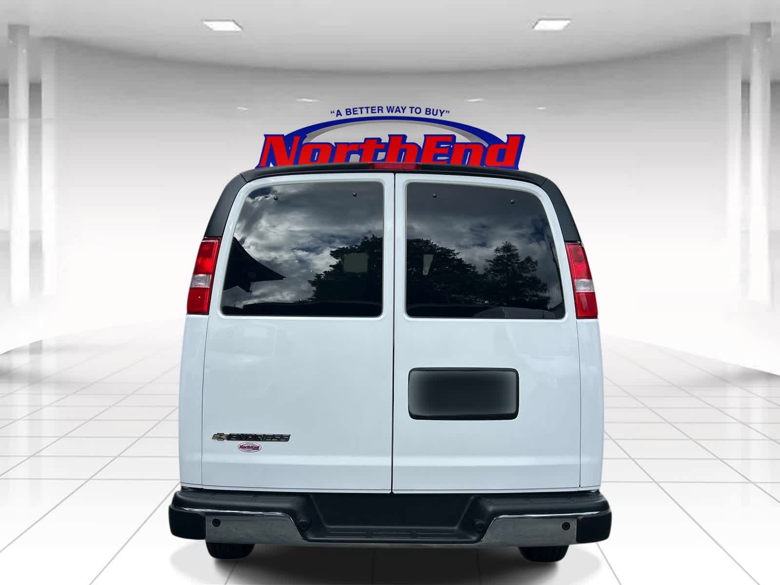 Used 2025 Chevrolet Express 3500 LT w/ LT Preferred Equipment Group RWD image 4
