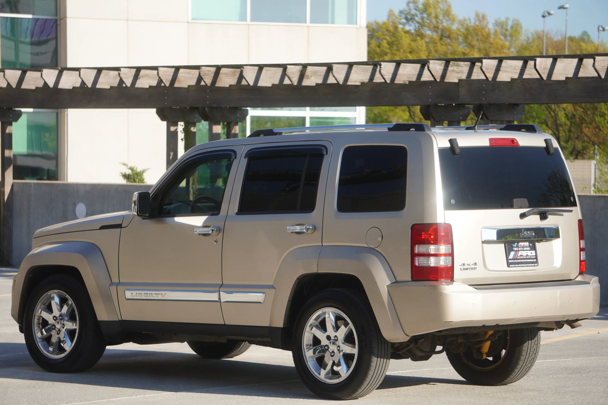 Used 2010 Jeep Liberty Limited w/ Tire & Wheel Group image 8