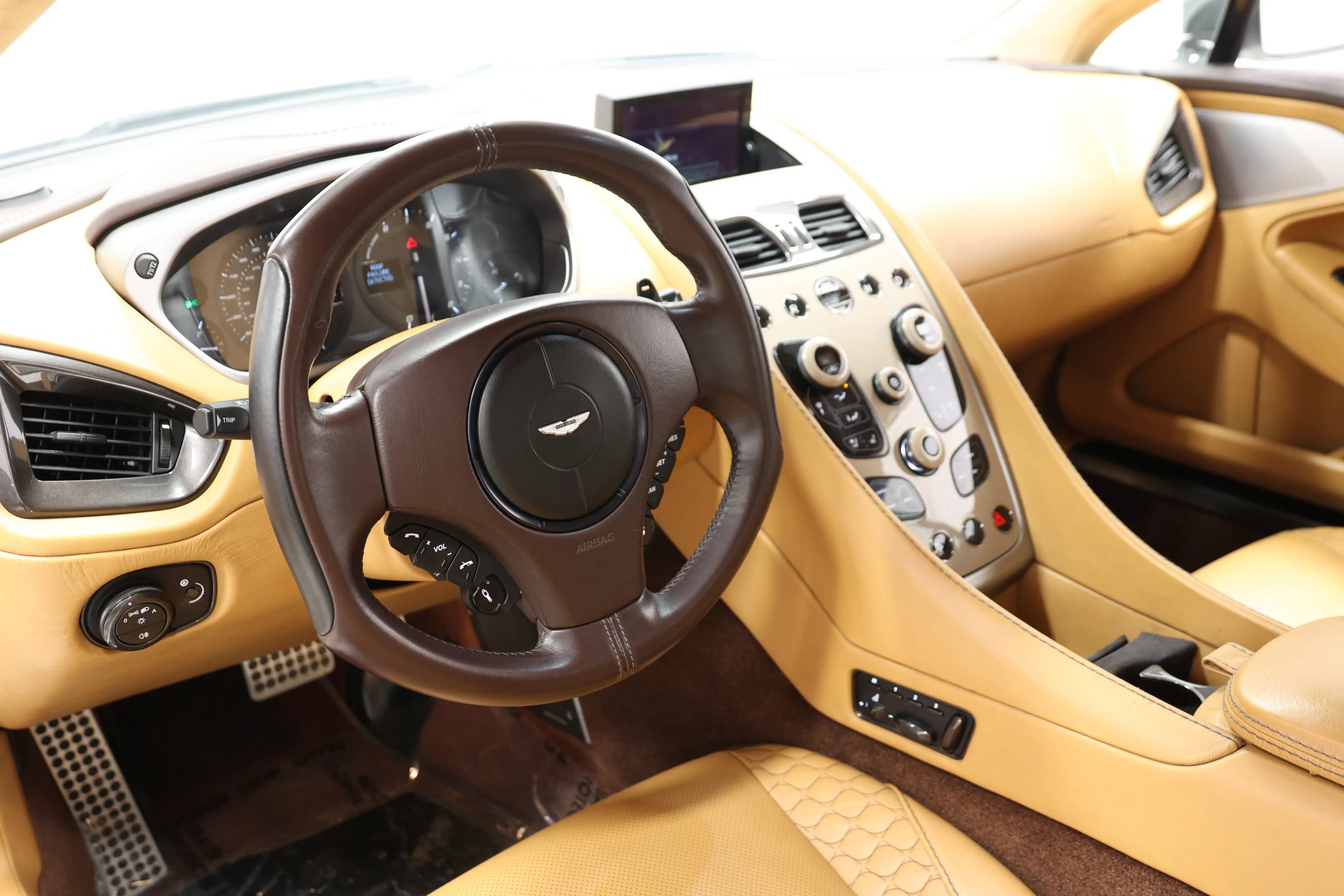 Used 2015 Aston Martin Vanquish Volante RWD image 2