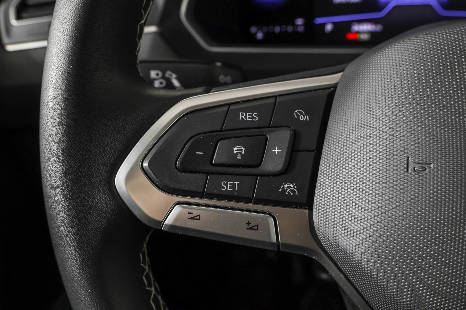 Used 2022 Volkswagen Tiguan SE image 28