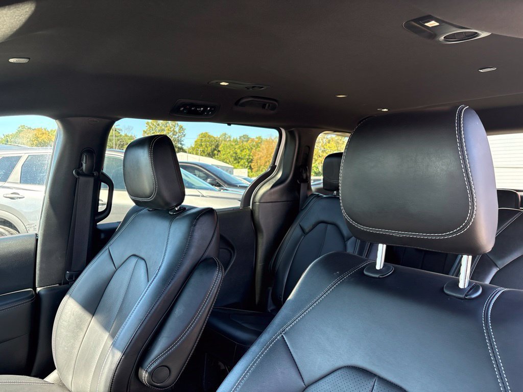 Used 2025 Chrysler Pacifica Select FWD image 9