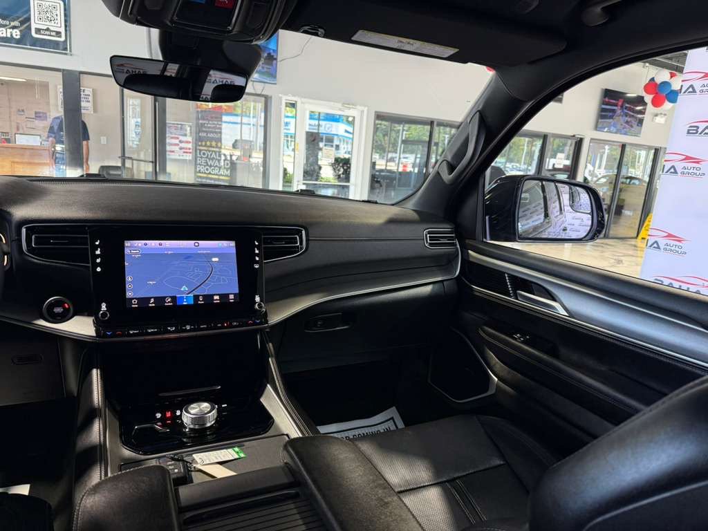 Used 2025 Jeep Wagoneer Series II AWD/4WD image 28