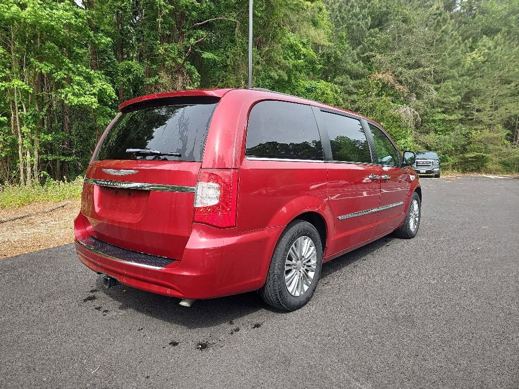 Used 2016 Chrysler Town & Country Touring-L FWD image 5