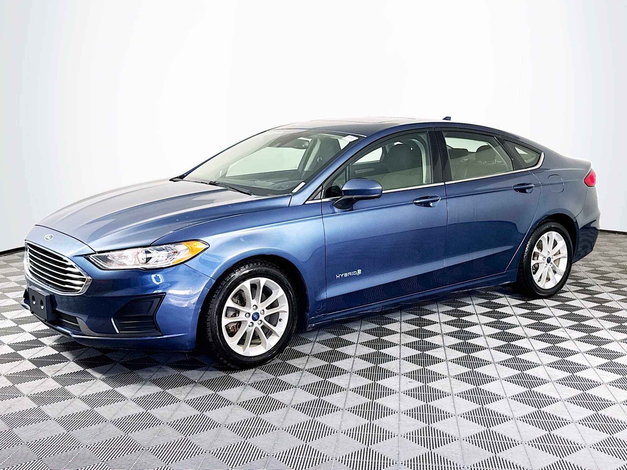 Used 2019 Ford Fusion SE FWD image 4