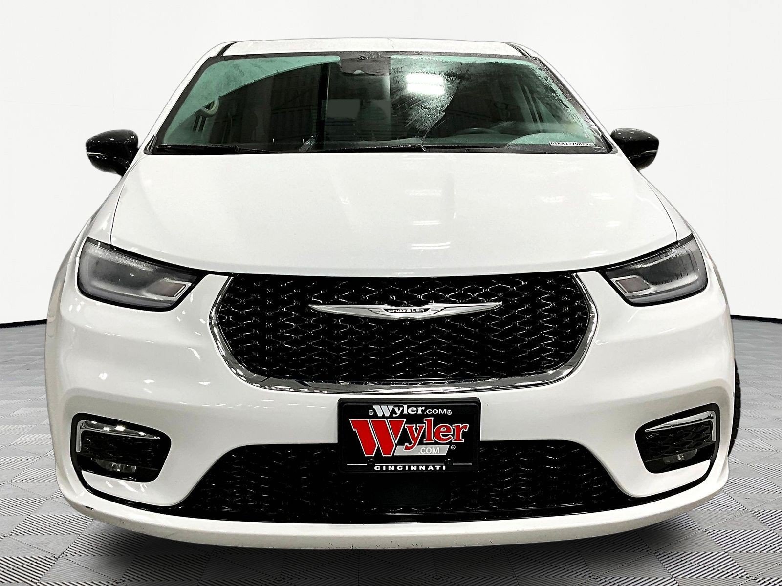 Used 2024 Chrysler Pacifica Limited FWD image 2