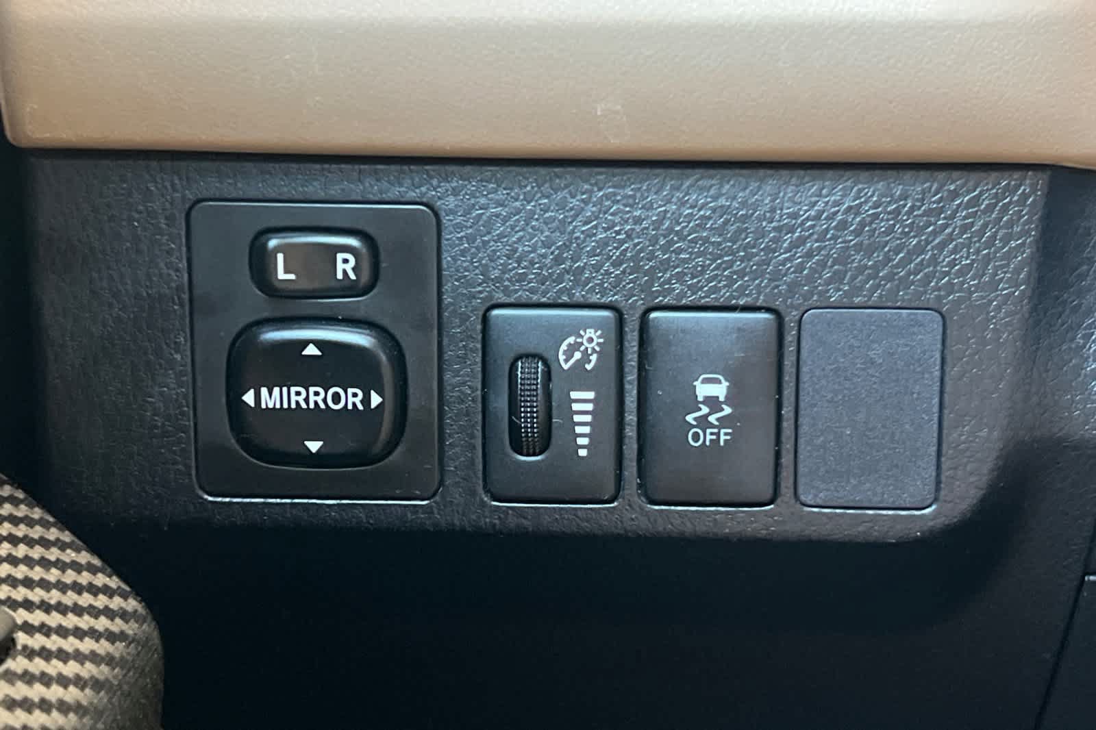 Used 2013 Toyota RAV4 LE AWD/4WD image 28