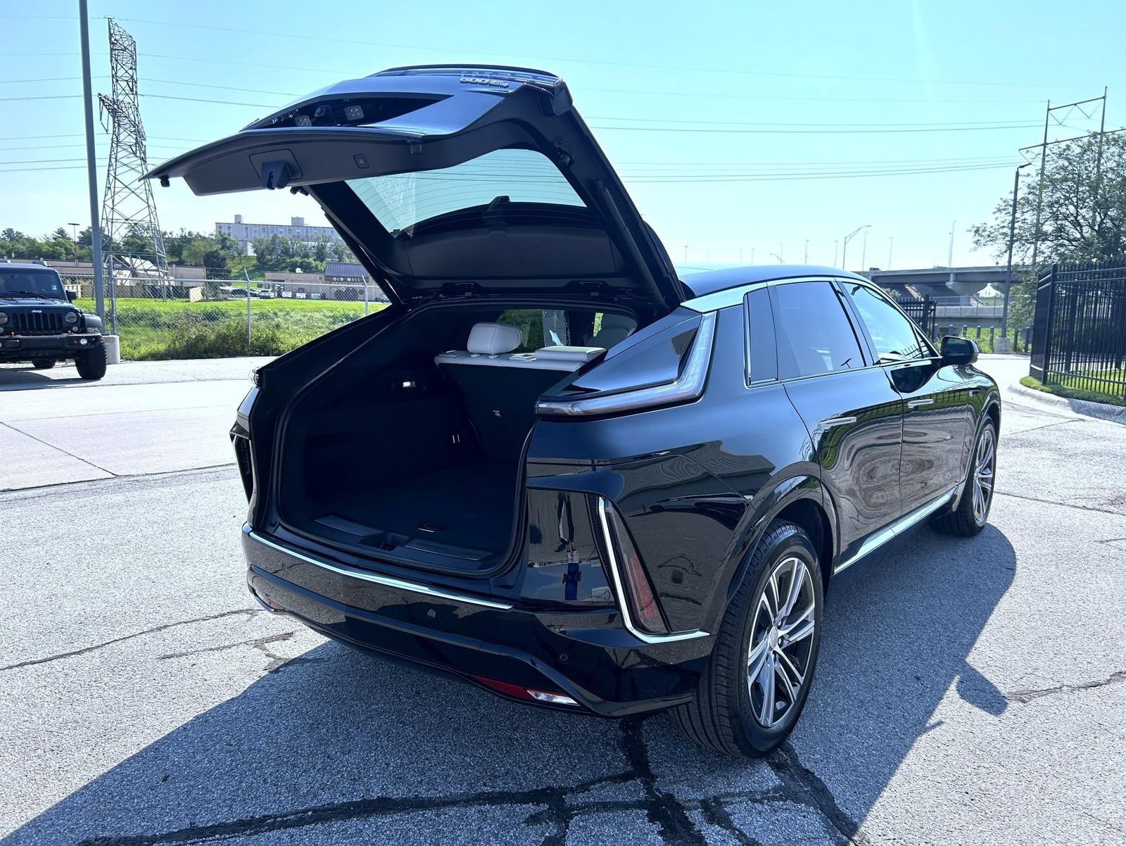 Certified 2024 Cadillac Lyriq Luxury AWD/4WD image 22