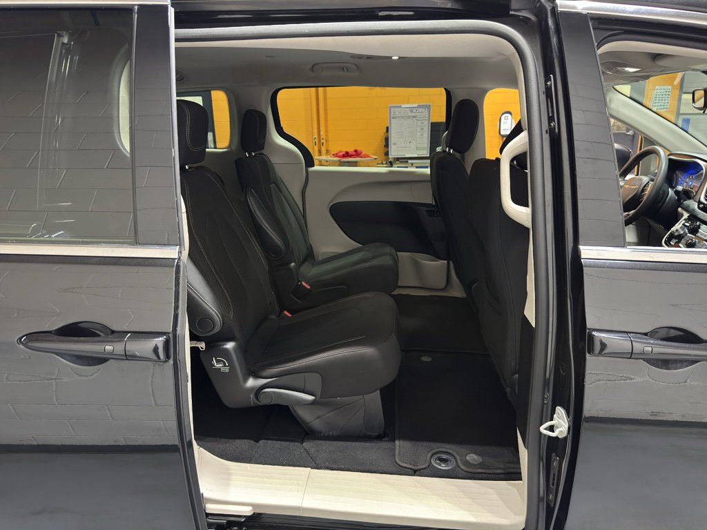 Used 2023 Chrysler Voyager LX image 21