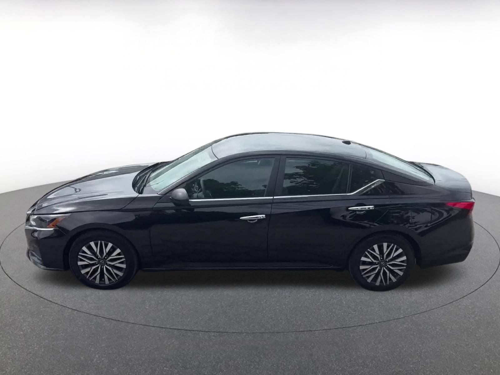 Used 2025 Nissan Altima 2.5 SV FWD image 9