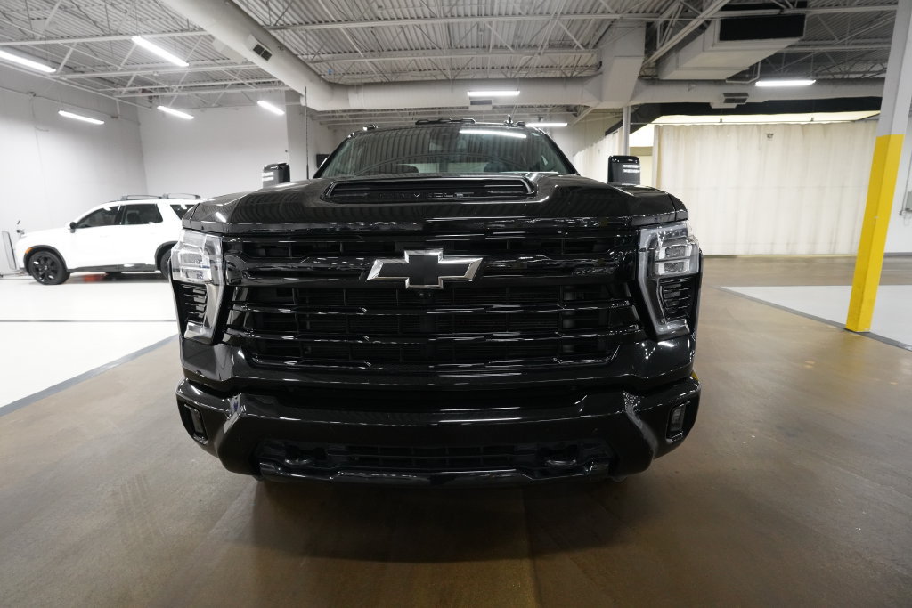 Used 2024 Chevrolet Silverado 2500 LT w/ Midnight Edition AWD/4WD image 9