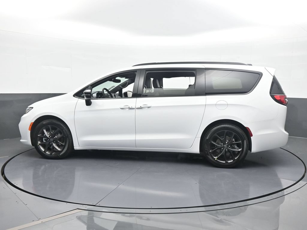 New 2026 Chrysler Pacifica Limited w/ S Appearance Package FWD image 3