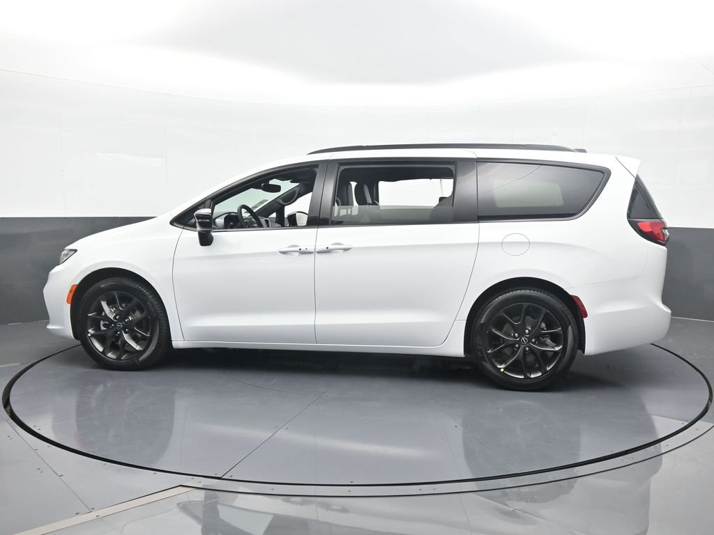 New 2026 Chrysler Pacifica Limited w/ S Appearance Package image 3