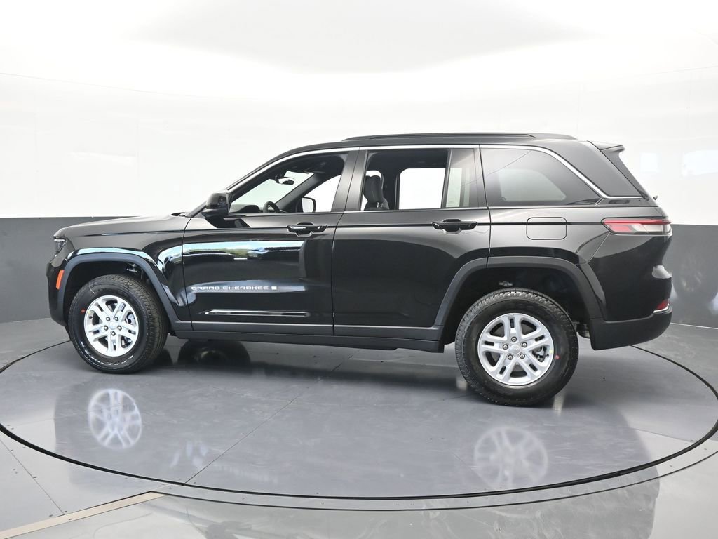 Used 2025 Jeep Grand Cherokee Laredo image 3