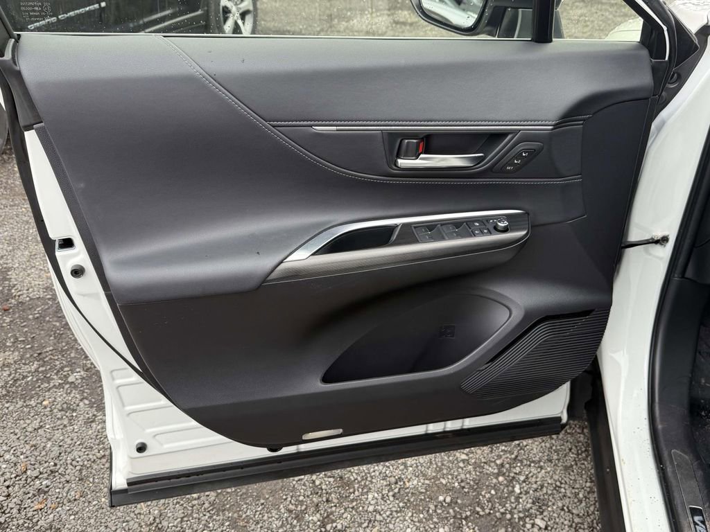 Used 2022 Toyota Venza XLE image 15