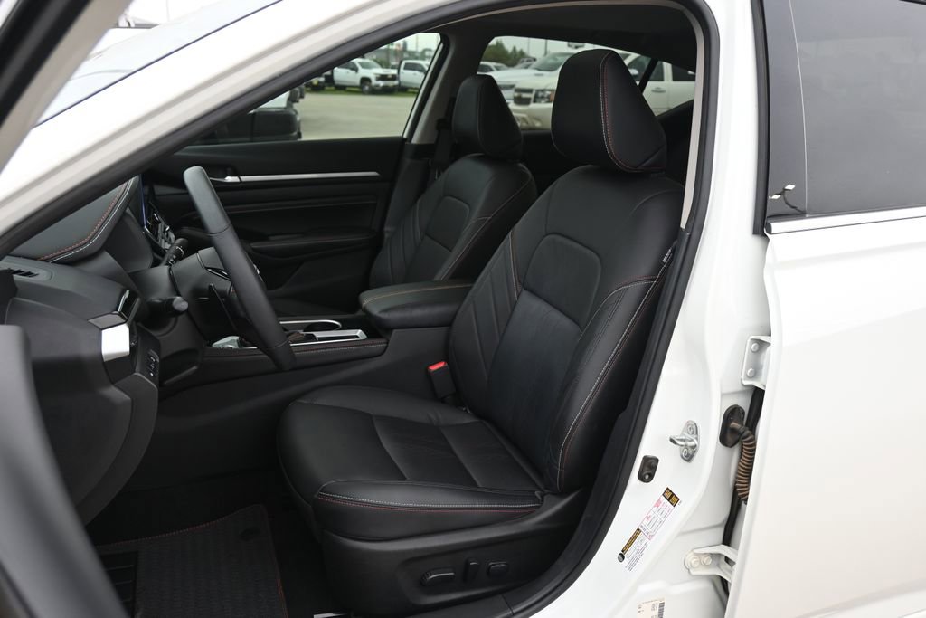 Used 2023 Nissan Altima 2.5 SR w/ SR Premium Package image 16