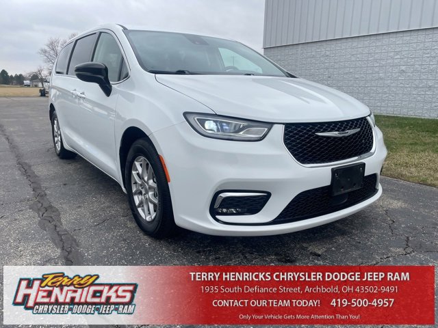 Used 2024 Chrysler Pacifica Touring-L
