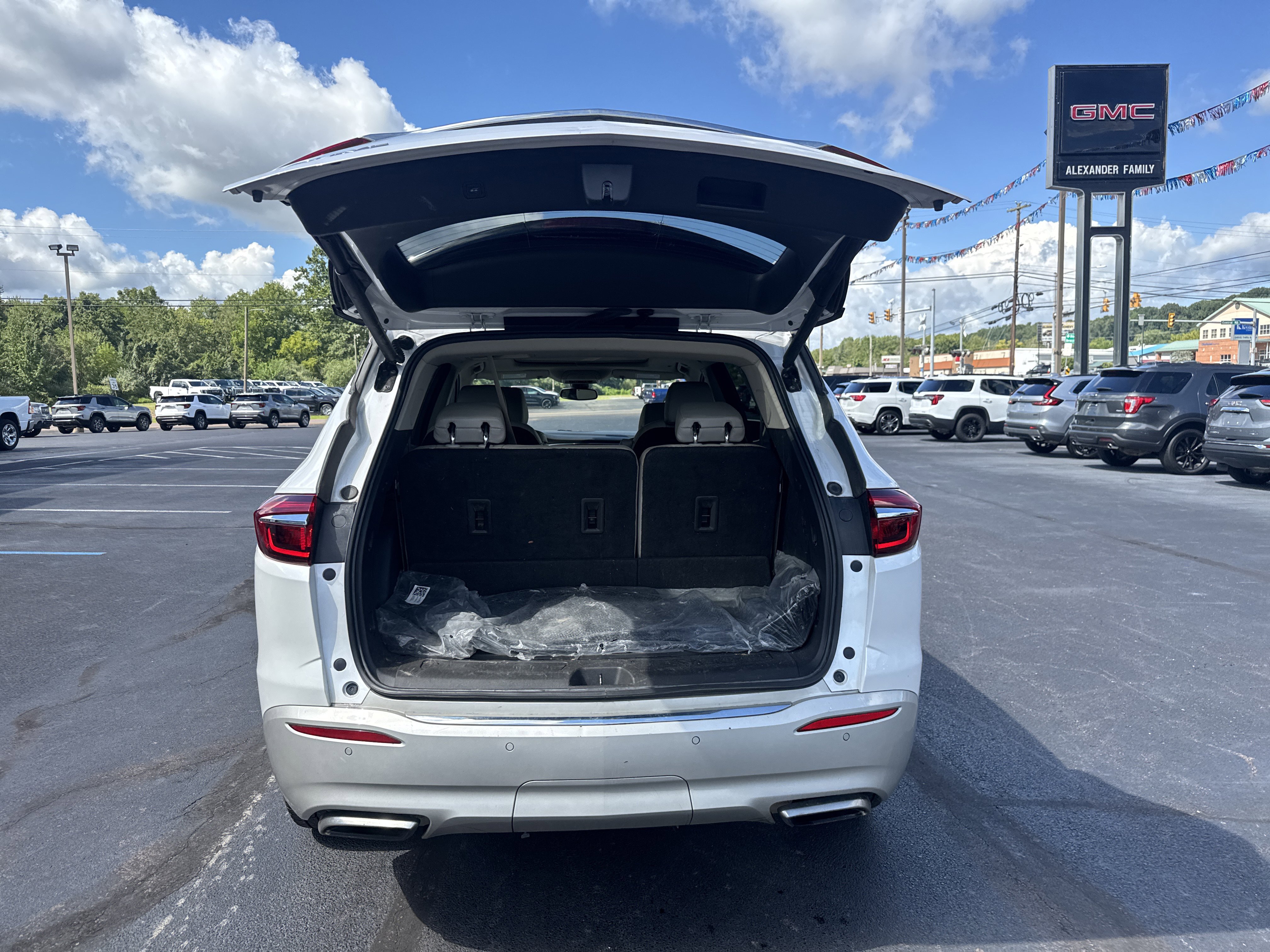 Used 2020 Buick Enclave Premium w/ Sun and Sites Package image 5