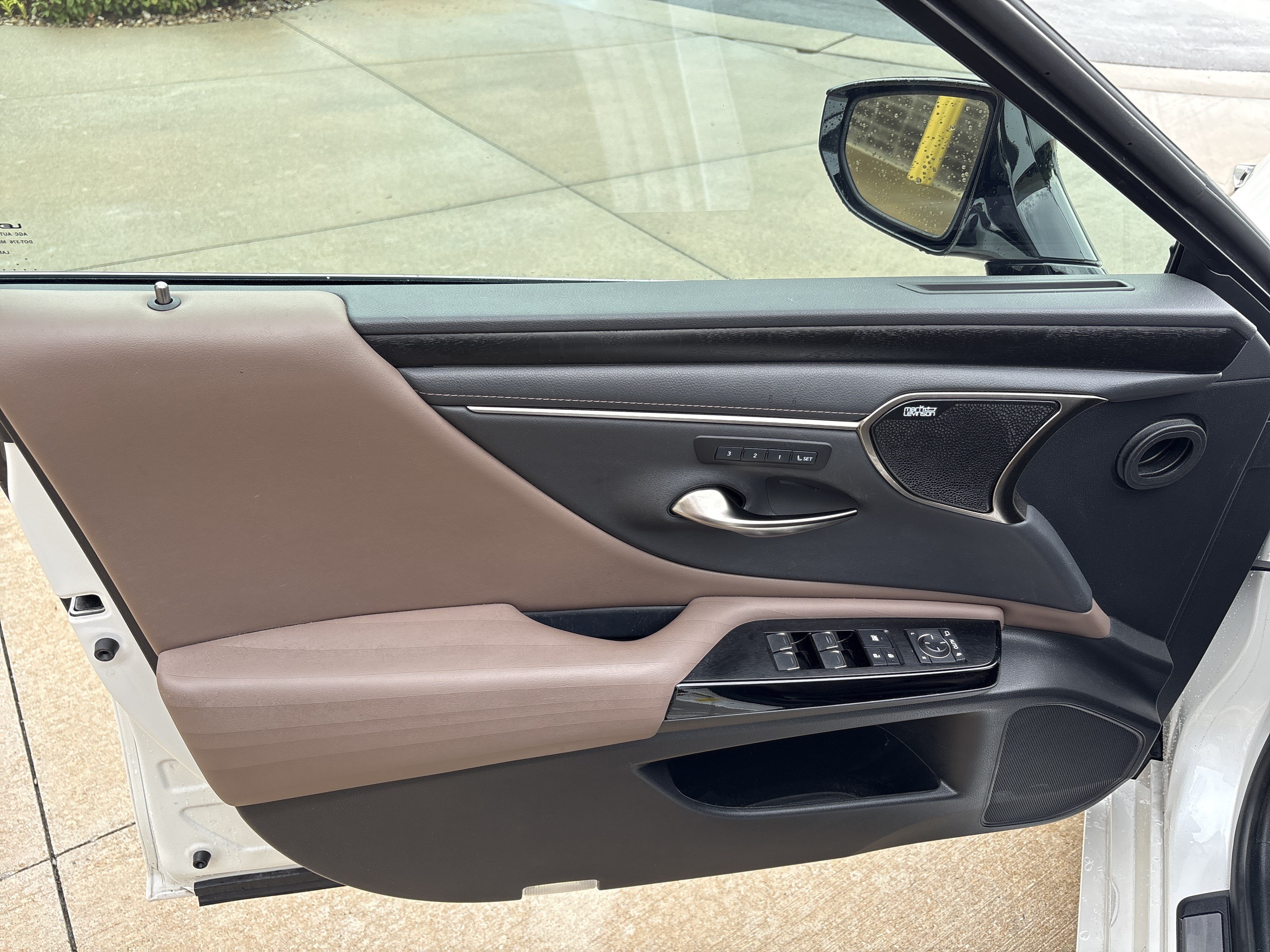 Certified 2022 Lexus ES 300h w/ Accessory Package FWD image 14