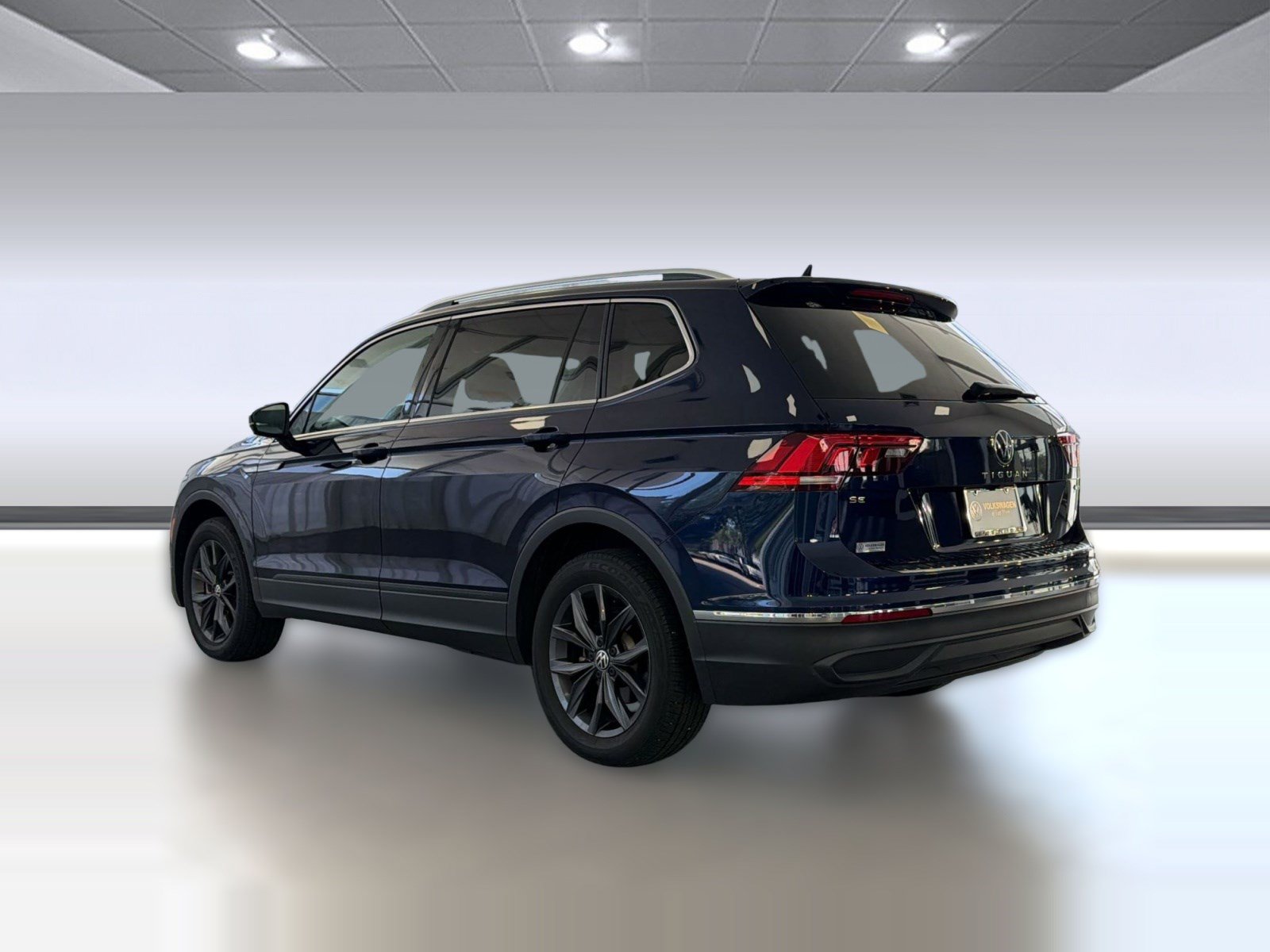 Used 2023 Volkswagen Tiguan SE w/ Panoramic Sunroof Package AWD/4WD image 3