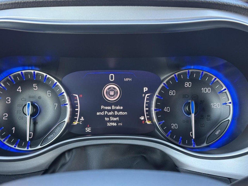 Used 2025 Chrysler Pacifica Limited image 24